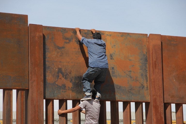 Mexicano tarda 2 minutos en saltar el muro en la frontera de EE.UU. La FM