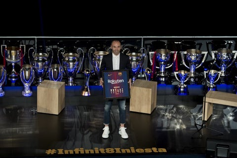 Barcelona despide a Iniesta con un acto de agradecimiento infinito