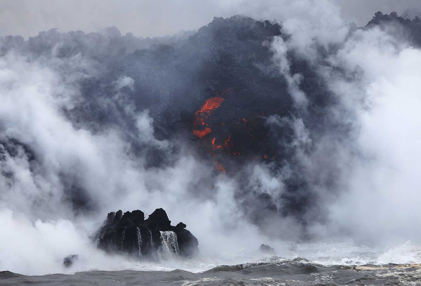 Grandes nubes tóxicas creadas por lava de volcán Kilauea