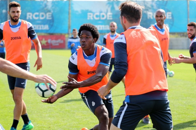 Cárlos Sánchez en un entrenamiento del Espanyol