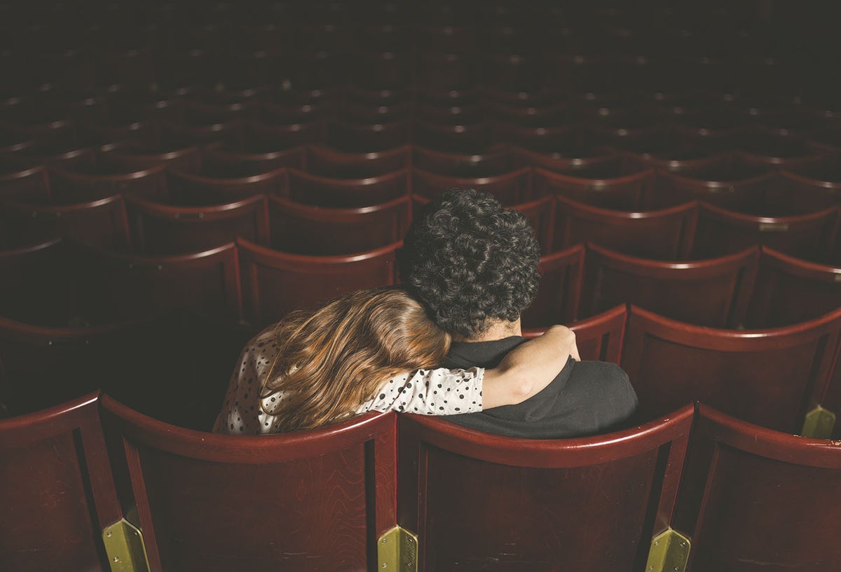 Joven pareja en una sala de cine / Imagen de referencia de Ingimage