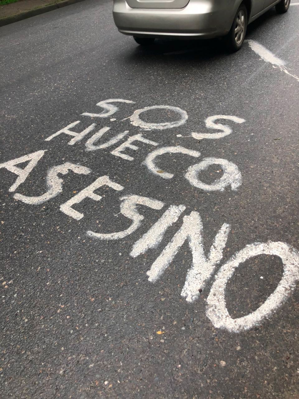 Los huecos en las vías han causado cientos de accidentes y muertes