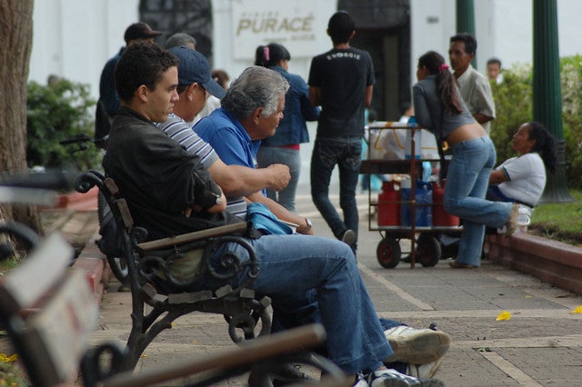 Colombianos en un parque del centro de Bogotá