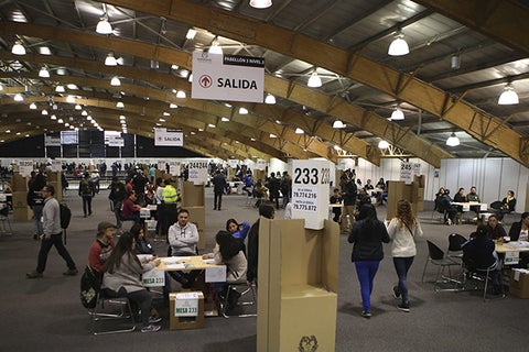 Colombianos en medio de la jornada electoral de este domingo / Colprensa
