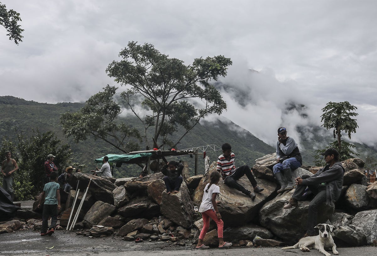 Familias desplazadas en una carretera cercana al municipio de Ituango