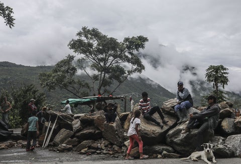 Familias desplazadas en una carretera cercana al municipio de Ituango