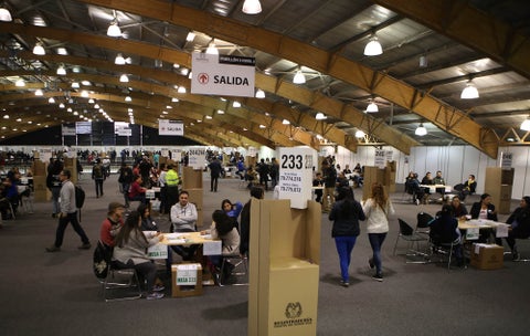 Ciudadanos ejerciendo su derecho al voto durante la primera vuelta de las elecciones presidenciales 2018 / Inaldo Pérez, LA FM