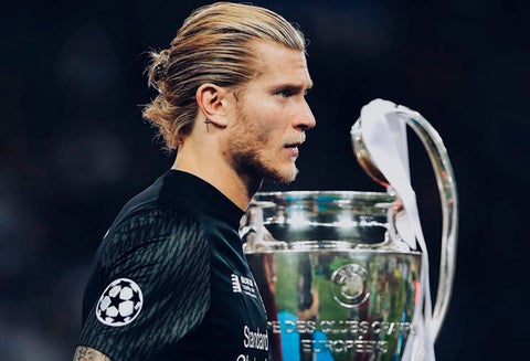 Loris Karius pasa al lado del trofeo de la Champions