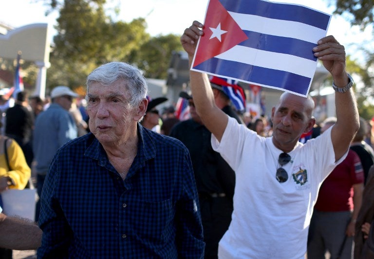 Luis Posada Carriles (de azul), exagente de la CIA, en Miami (Estados Unidos) el 20 de diciembre de 2014