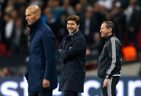 Zinedine Zidane y Mauricio Pochettino cuando Real Madrid enfrentó por Champions al Tottenham en Londres, el primero de noviembre de 2017