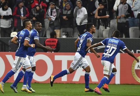 Los jugadores embajadores celebrando el tanto de Carrillo / AFP