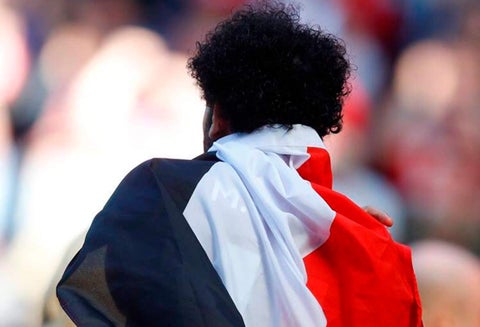 Mohamed Salah, delantero de la Selección de Egipto, con la bandera de su país