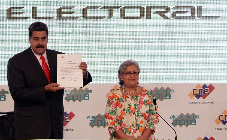 Nicolás Maduro y Tibisay Lucena durante la proclamación de Nicolás Maduro como presidente reelecto de Venezuela