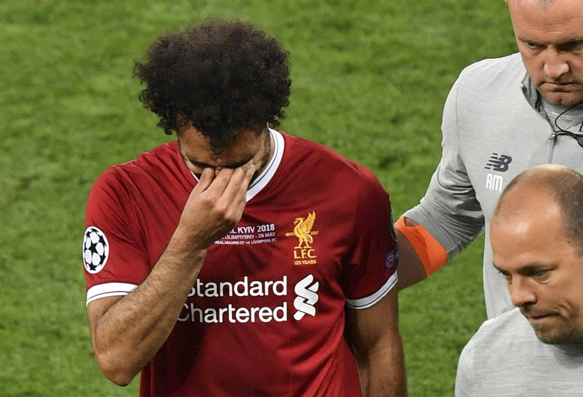 Mohamed Salah llorando por su salida prematura en la final de Champions / AFP