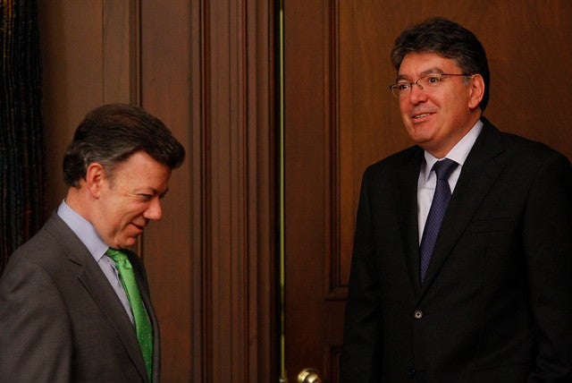 El presidente Juan Manuel Santos y Mauricio Cárdenas, ministro de Hacienda