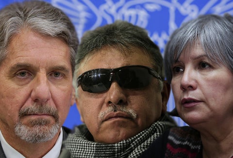 Kevin Withaker, embarajador de EE. UU. en Colombia, Jesús Santrich, miembro de la Farc, y Patricia Linares, presidenta de la JEP / Colprensa