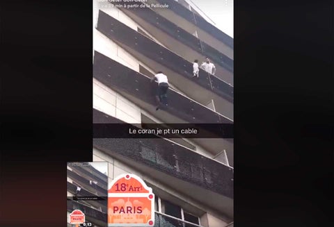 Hombre trepa edificio para rescatar niño