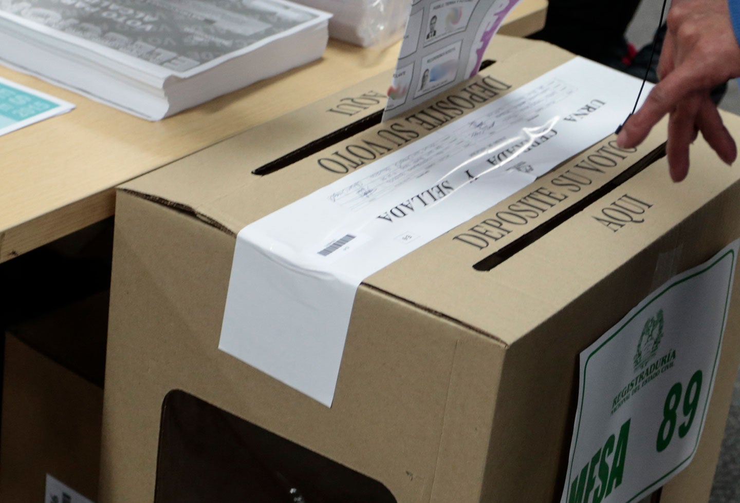 Inician elecciones presidenciales de Colombia en el exterior