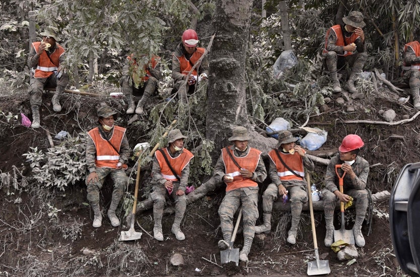 Socorristas en el Volcán Fuego de Guatemala.