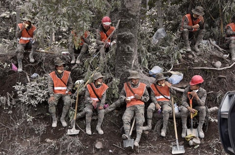 Socorristas en el Volcán Fuego de Guatemala.
