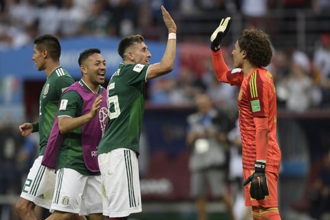 El centrocampista Héctor Herrera y el arquero Guillermo Ochoa celebran después de ganar el partido ante Alemania