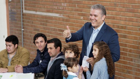 El presidente electo Iván Duque con sus hijos