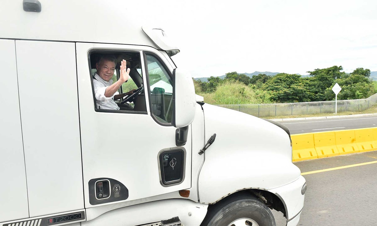 Juan Manuel Santos a bordo de la tractomula que lo condujo a la inauguración de las obras del puente de Flandes