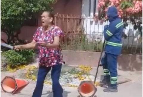 Mujer con machete en la mano no permite que le corten el agua