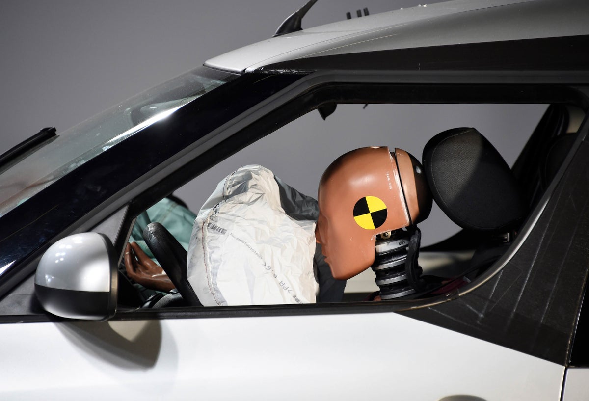 El airbag de un vehículo puesto a prueba en Linas, sur de París (Francia)