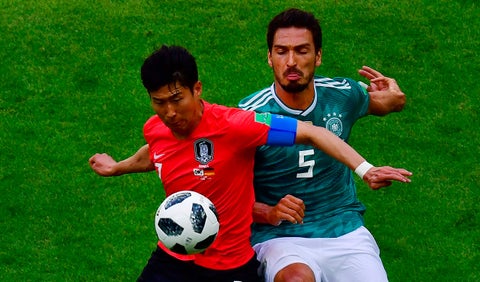 Jugadores de Corea y Alemania en la disputa de un balón