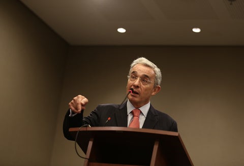 La investigación señala que el hermano de Álvaro Uribe era "muy íntimo" con el presunto paramilitar 'El Mono'.