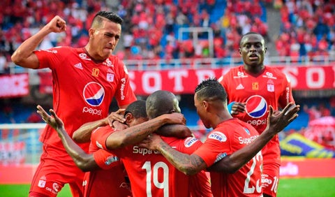 América de Cali y sus jugadores celebrando un gol