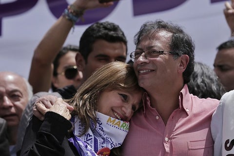 Ángela Robledo, fórmula a la Vicepresidencia de Gustavo Petro, junto al candidato, el 8 de junio de 2018 en Bogotá