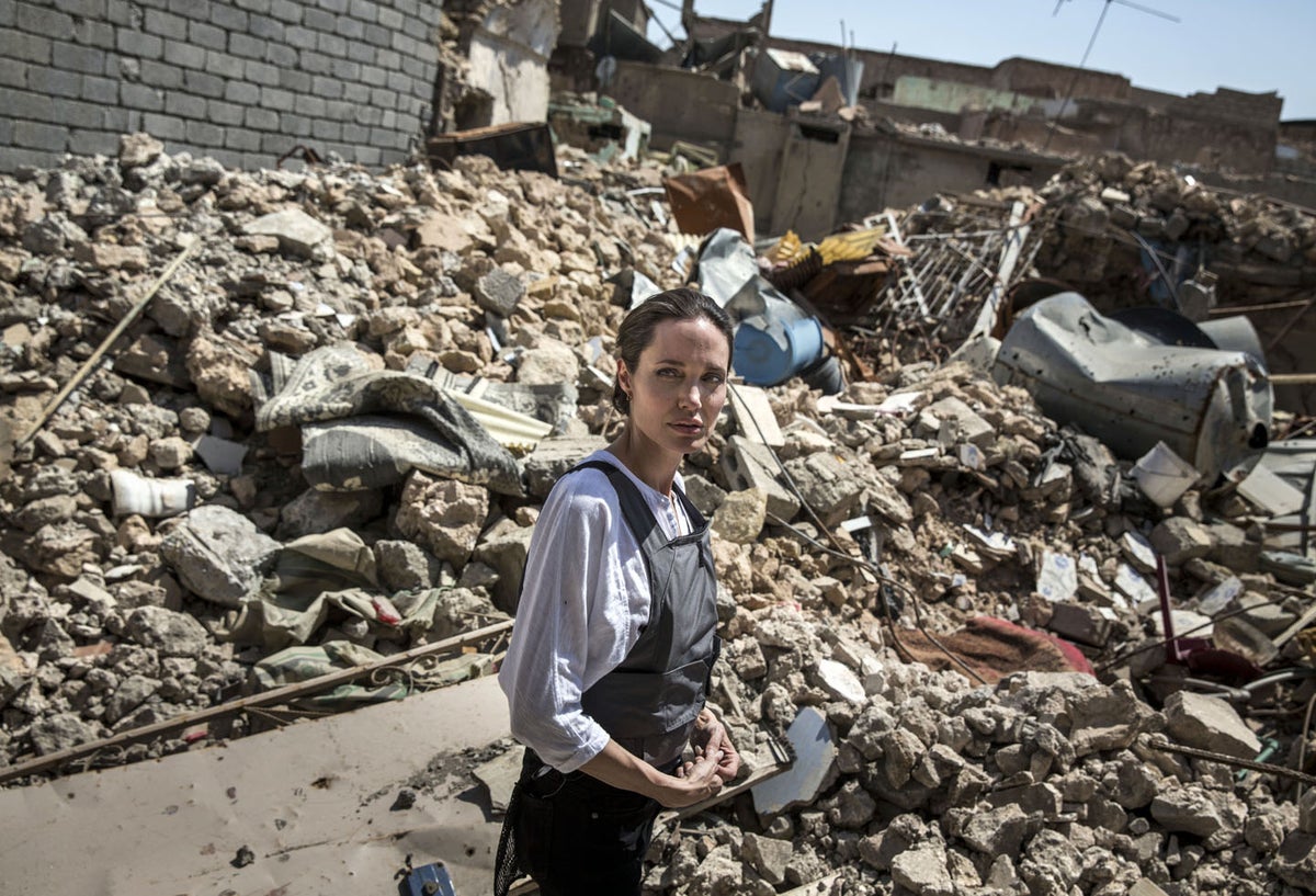Angelina Jolie en su visita a Mosul