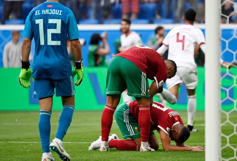 Aziz Bouhaddouz lamenta su fallo en el partido