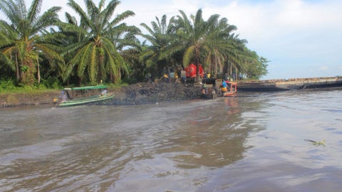 Barreras de Ecopetrol en el río Magdalena tras derrame de petróleo
