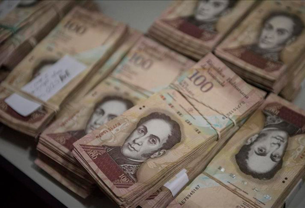Billetes de 100 bolívares se exhiben en un mostrador de un negocio de repuestos en Los Teques, el 13 de diciembre de 2016
