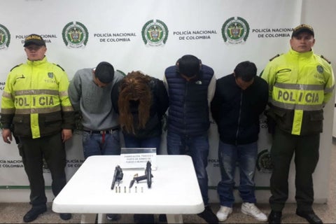 Tres hombres y una mujer fueron detenidos en las últimas horas en flagrancia mientras robaban un establecimiento comercial en la localidad de Bosa.