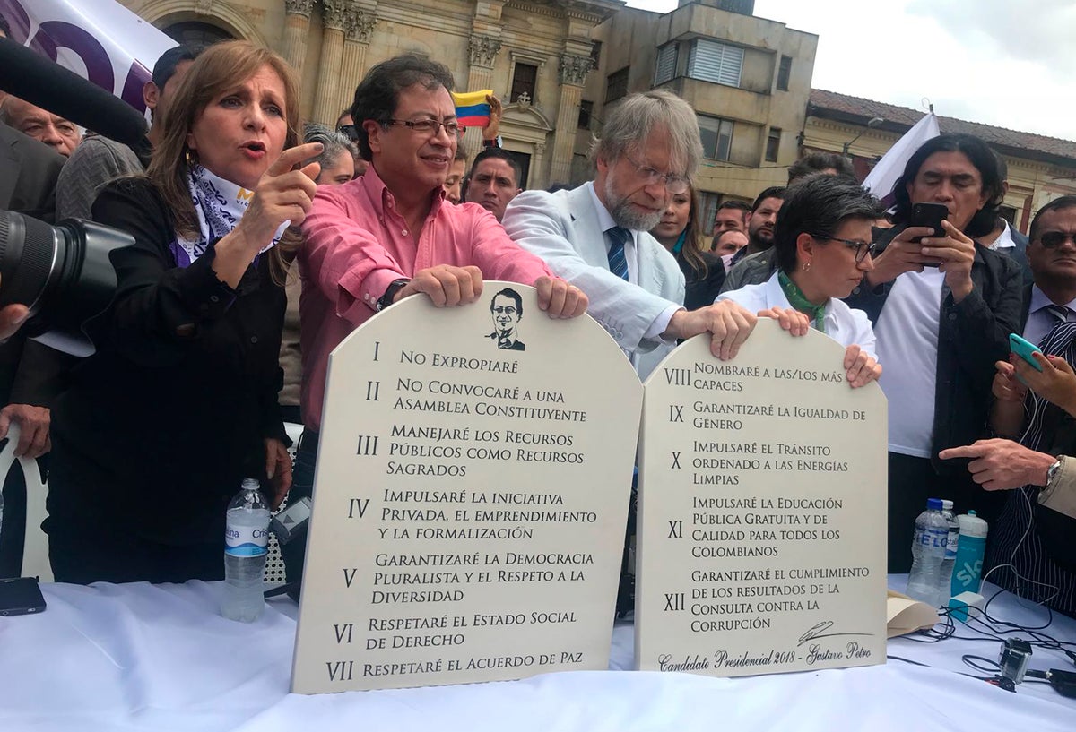 Gustavo Petro al sellar la alianza con Claudia López
