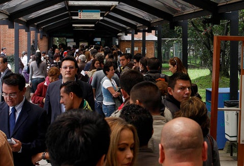 Colombianos haciendo fila en una dependencia del Gobierno en Bogotá