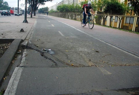 Hay ciclorutas que tienen huecos iguales o peores que las vías vehiculares de la capital.
