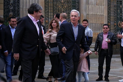 El expresidente Álvaro Uribe ejerció su derecho al voto acompañado de sus nietos