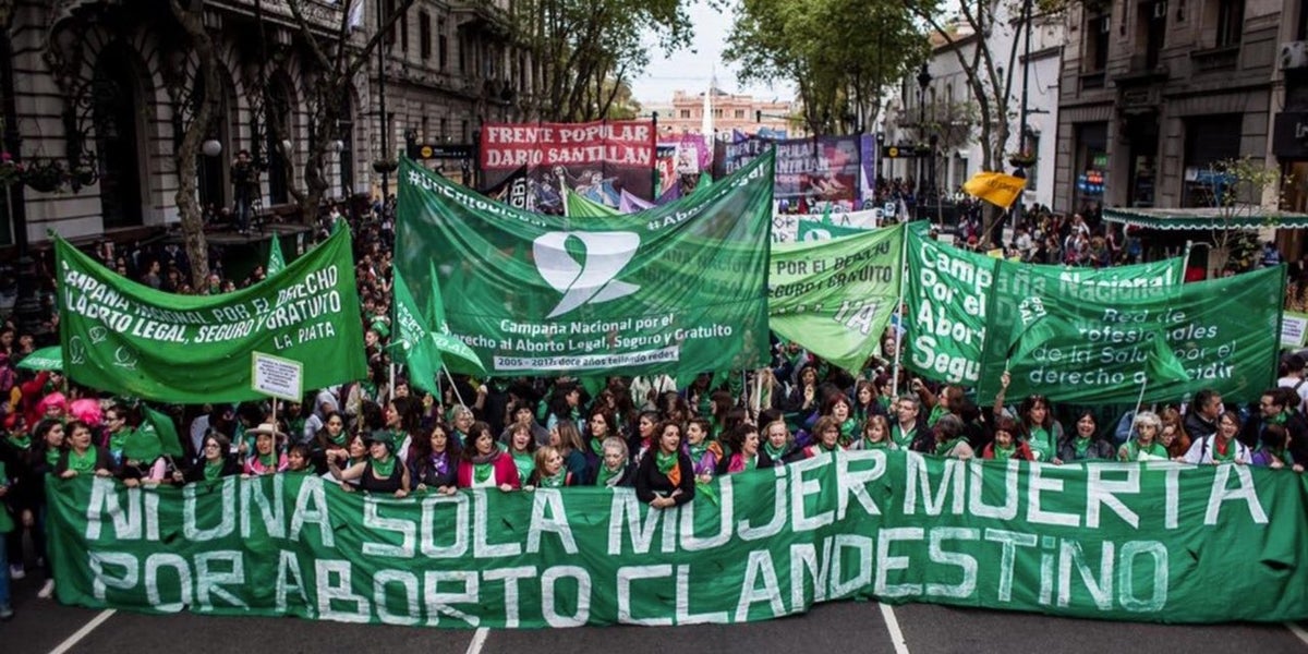 Miles de personas exigen legalizar el aborto en Argentina