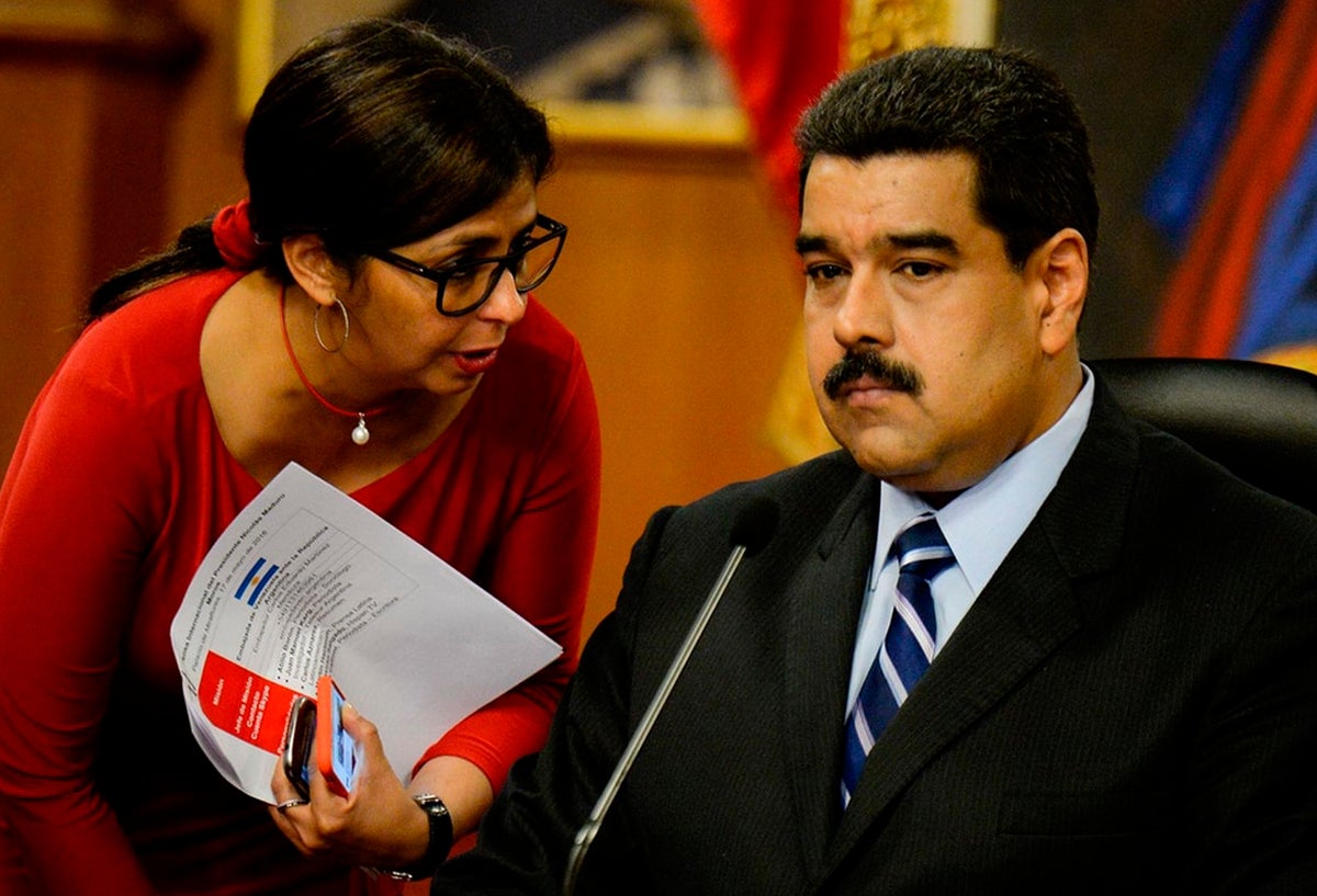 Delcy Rodríguez junto a Nicolás Maduro