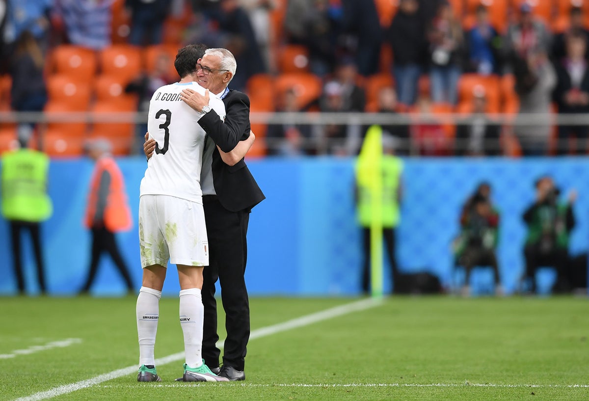 Diego Godin saluda a Héctor Raúl Cupe, argentino técnico de la Selección de Egipto, en el estadio de Ekaterimburgo