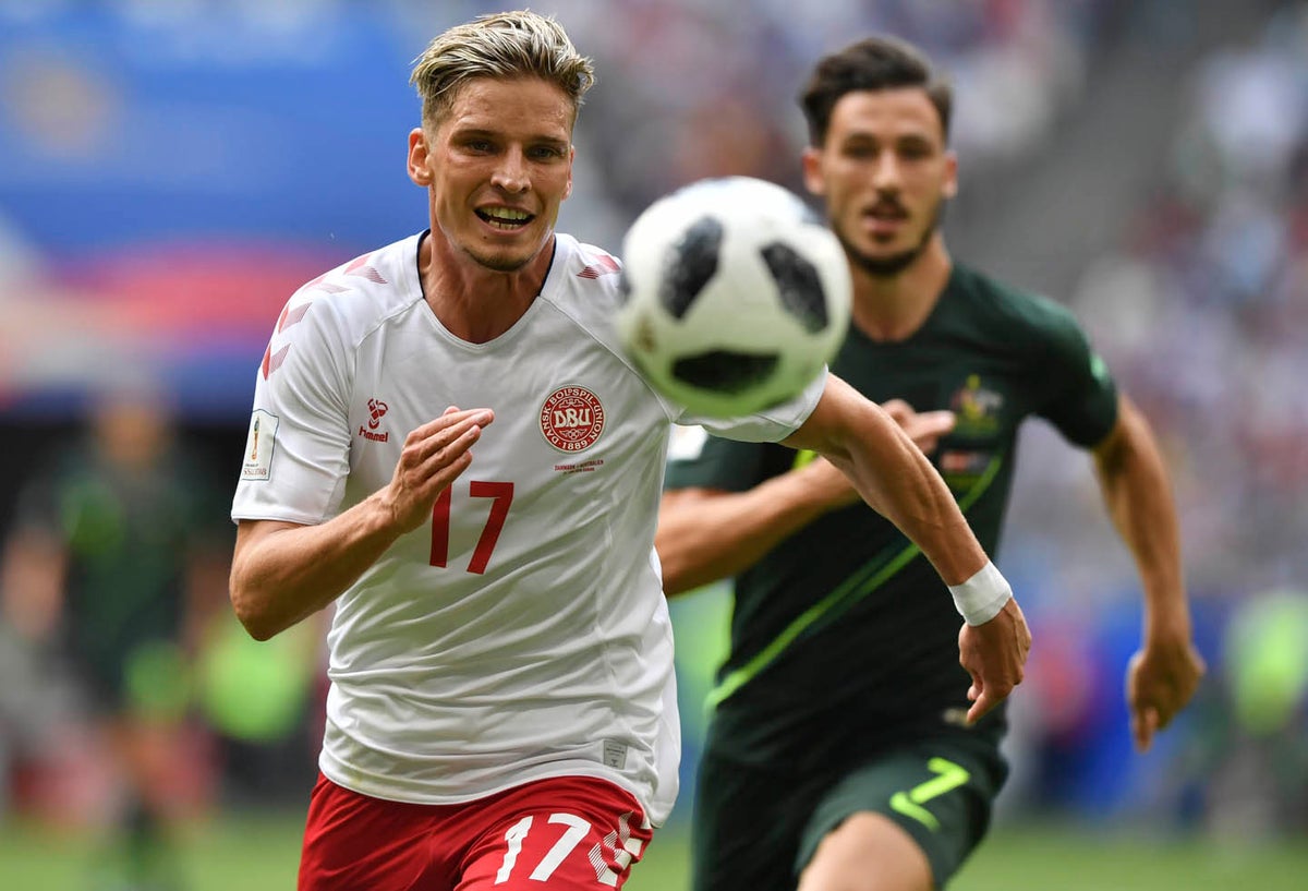 Jugadores de Dinamarca y Australia tras un balón en el partido