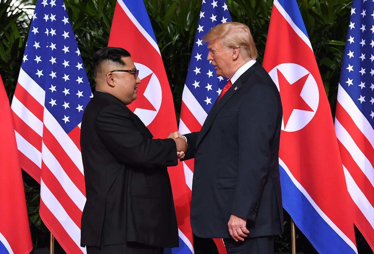 Donald Trump y Kim Jong Un, un histórico apretón de manos