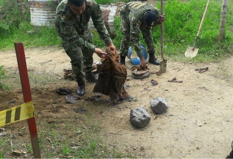 Militares destruyendo los artefactos explosivos.