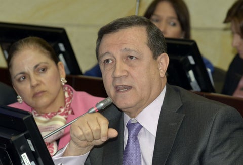 Ernesto Macías o María del Rosario Guerra