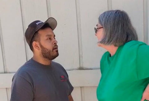 Esteban Guzmán discutiendo con la ciudadana estadounidense